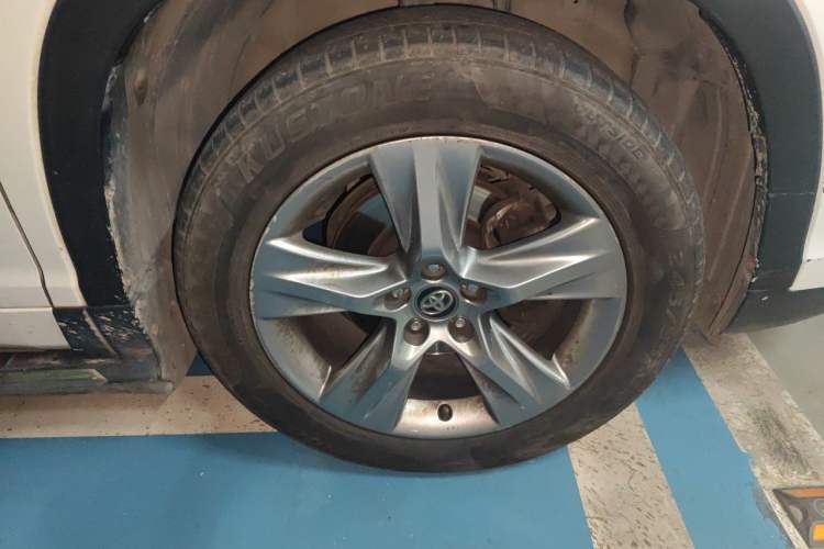 Used Toyota Highlander 2018 2.0T Four-Wheel Drive Luxury Version 7 Seats China VI Standard Right Front Wheel Hub