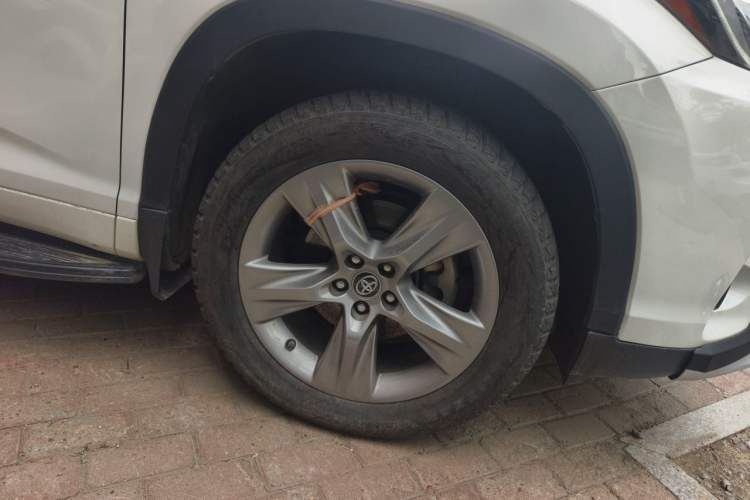 Used Toyota Highlander 2018 2.0T Four-Wheel Drive Prestige Version 7 Seats China V Emission Standard Right Front Wheel Hub