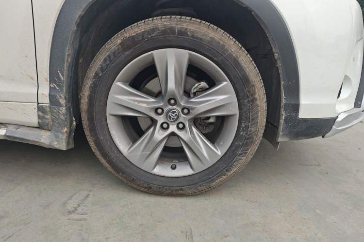Used Toyota Highlander 2018 2.0T Four-Wheel Drive Luxury Version 7 Seats China VI Standard Right Front Wheel Hub