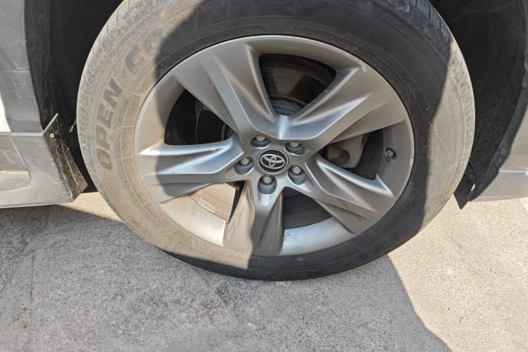 Used Toyota Highlander 2018 2.0T Four-Wheel Drive Luxury Edition 7 Seats China V Emission Standard Right Front Wheel Hub