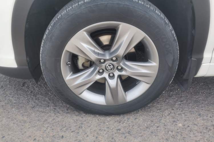 Used Toyota Highlander 2018 2.0T Four-Wheel Drive Supreme Edition 7-Seater China VI Right Front Wheel Hub