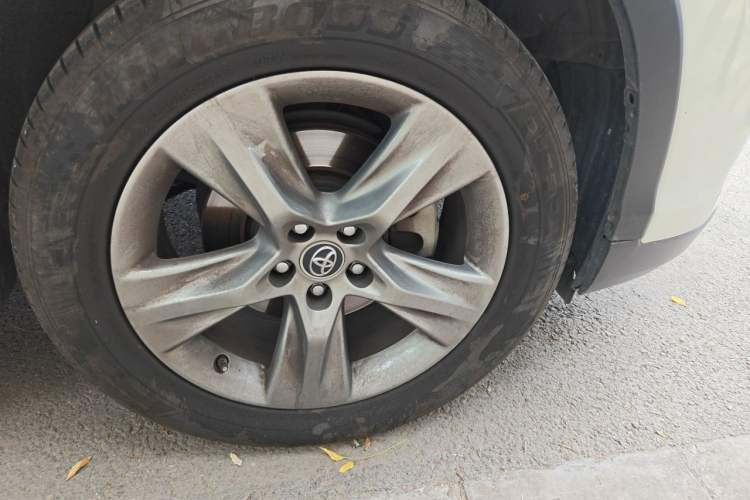 Used Toyota Highlander 2018 2.0T Four-Wheel Drive Prestige Version 7 Seats China VI Standard Right Front Wheel Hub