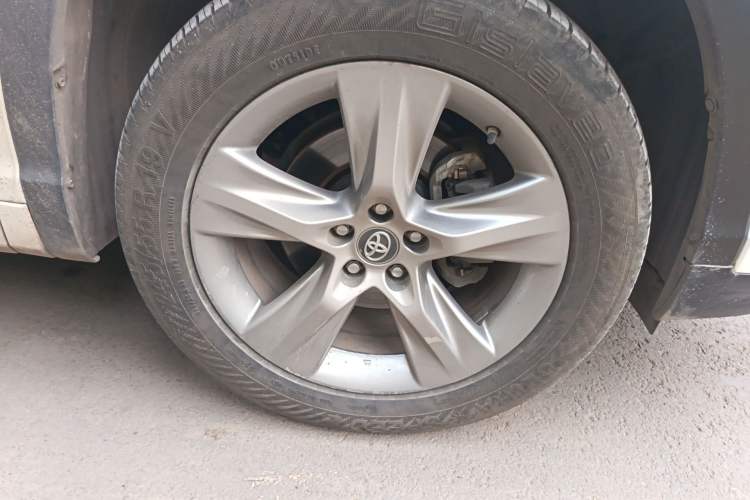 Used Toyota Highlander 2018 2.0T Four-Wheel Drive Luxury Version 7 Seats China VI Standard Right Front Wheel Hub