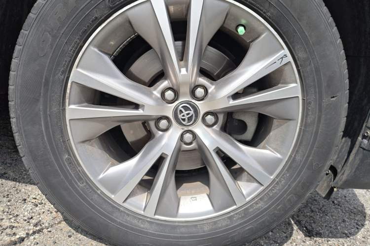 Used Toyota Highlander 2018 2.0T Four-Wheel Drive Elite Edition 7 Seats China VI Standard Right Front Wheel Hub