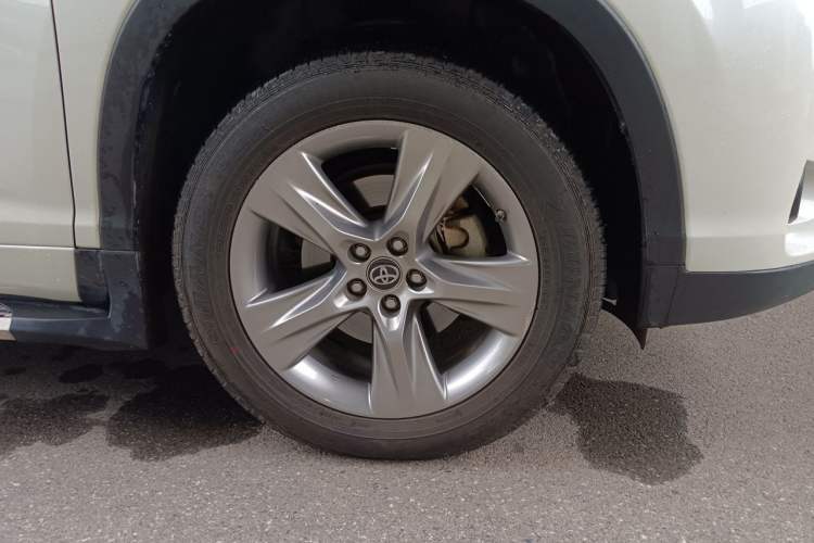 Used Toyota Highlander 2018 2.0T Four-Wheel Drive Luxury Version 7 Seats China VI Standard Right Front Wheel Hub