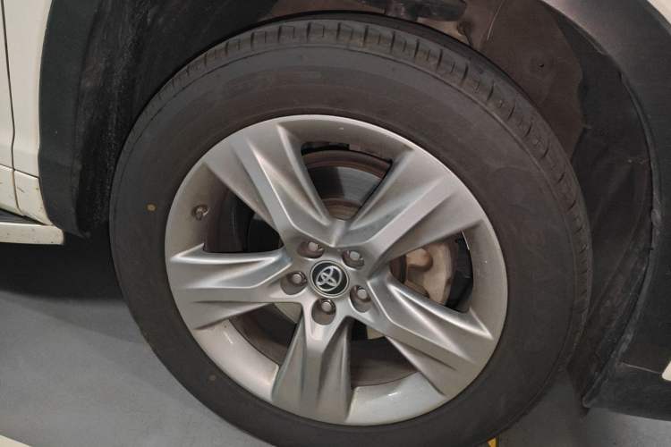Used Toyota Highlander 2018 2.0T Four-Wheel Drive Luxury Edition 7 Seats China V Emission Standard Right Front Wheel Hub