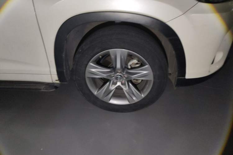 Used Toyota Highlander 2018 2.0T Four-Wheel Drive Luxury Edition 7 Seats China V Emission Standard Right Front Wheel Hub