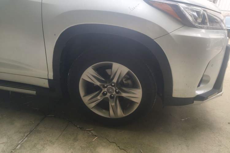 Used Toyota Highlander 2018 2.0T Four-Wheel Drive Luxury Version 7 Seats China VI Standard Right Front Wheel Hub
