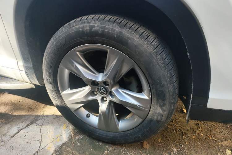 Used Toyota Highlander 2018 2.0T Four-Wheel Drive Luxury Version 7 Seats China VI Standard Right Front Wheel Hub