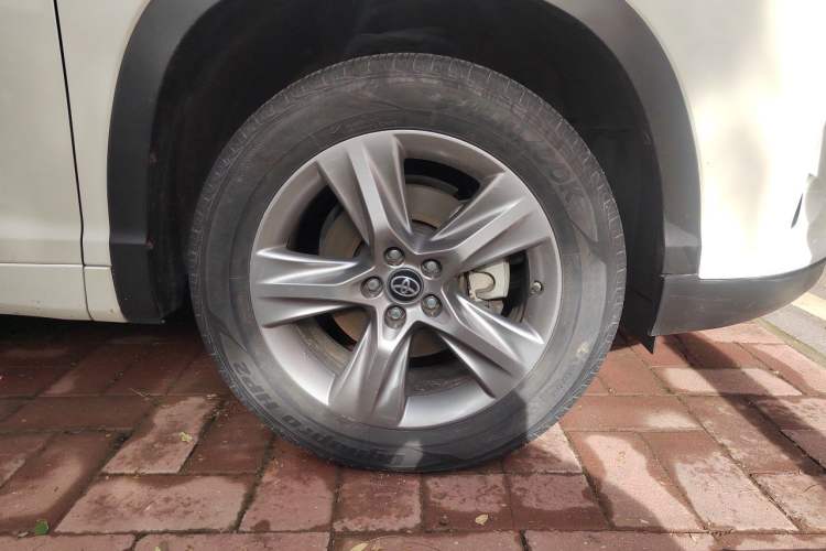 Used Toyota Highlander 2018 2.0T Four-Wheel Drive Prestige Version 7 Seats China VI Standard Right Front Wheel Hub