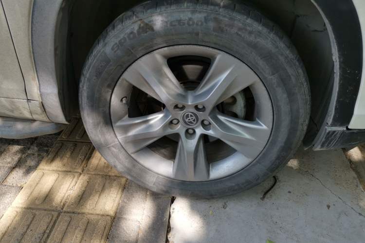 Used Toyota Highlander 2018 2.0T Four-Wheel Drive Luxury Version 7 Seats China VI Standard Right Front Wheel Hub