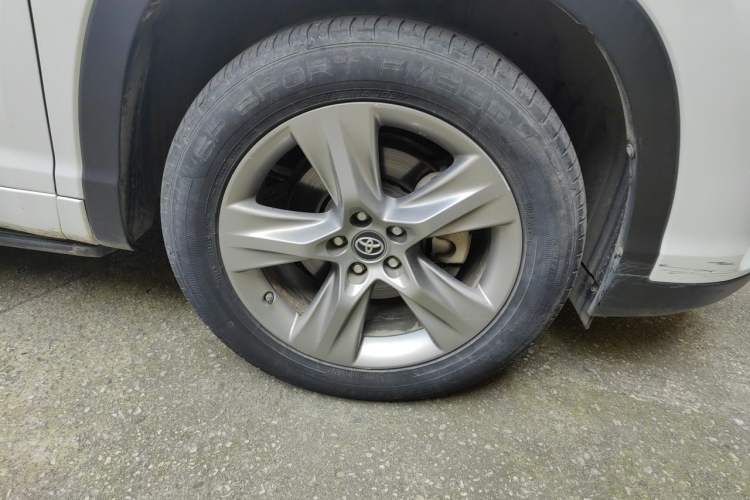 Used Toyota Highlander 2018 2.0T Four-Wheel Drive Luxury Version 7 Seats China VI Standard Right Front Wheel Hub