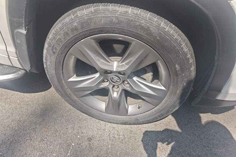 Used Toyota Highlander 2018 2.0T Four-Wheel Drive Luxury Edition 7 Seats China V Emission Standard Right Front Wheel Hub