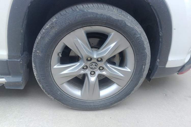 Used Toyota Highlander 2018 2.0T Four-Wheel Drive Luxury Edition 7 Seats China V Emission Standard Right Front Wheel Hub