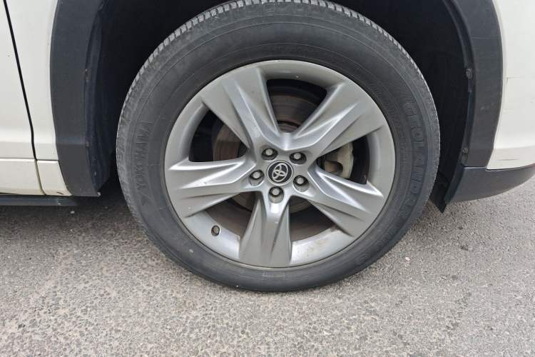 Used Toyota Highlander 2018 2.0T Four-Wheel Drive Luxury Edition 7 Seats China V Emission Standard Right Front Wheel Hub