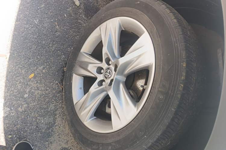 Used Toyota Highlander 2018 2.0T Four-Wheel Drive Prestige Version 7 Seats China VI Standard Right Front Wheel Hub