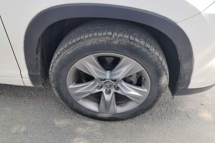 Used Toyota Highlander 2018 2.0T Four-Wheel Drive Luxury Version 7 Seats China VI Standard Right Front Wheel Hub