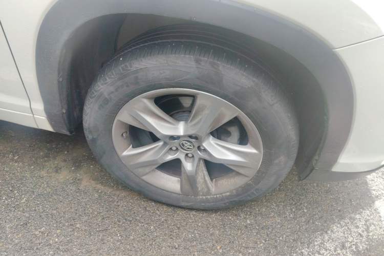 Used Toyota Highlander 2018 2.0T Four-Wheel Drive Prestige Version 7 Seats China VI Standard Right Front Wheel Hub