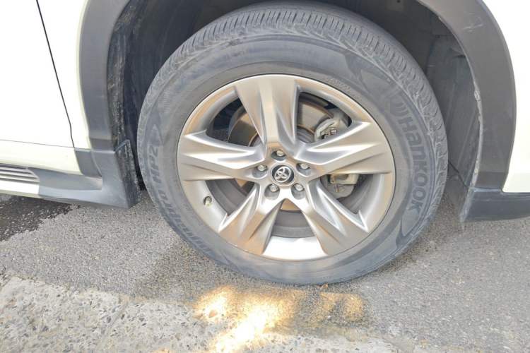 Used Toyota Highlander 2018 2.0T Four-Wheel Drive Luxury Version 7 Seats China VI Standard Right Front Wheel Hub