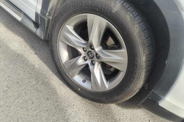 Used Toyota Highlander 2018 2.0T Four-Wheel Drive Luxury Version 7 Seats China VI Standard Right Front Wheel Hub