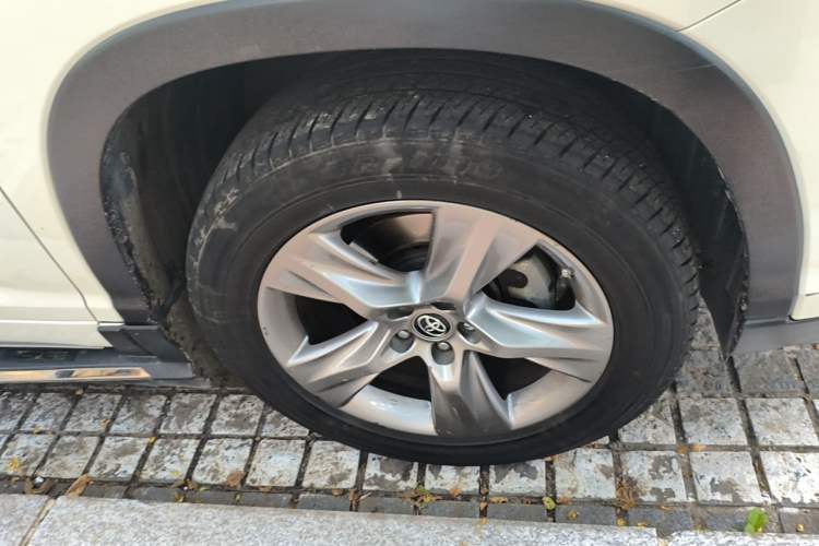 Used Toyota Highlander 2018 2.0T Four-Wheel Drive Luxury Edition 7 Seats China V Emission Standard Right Front Wheel Hub