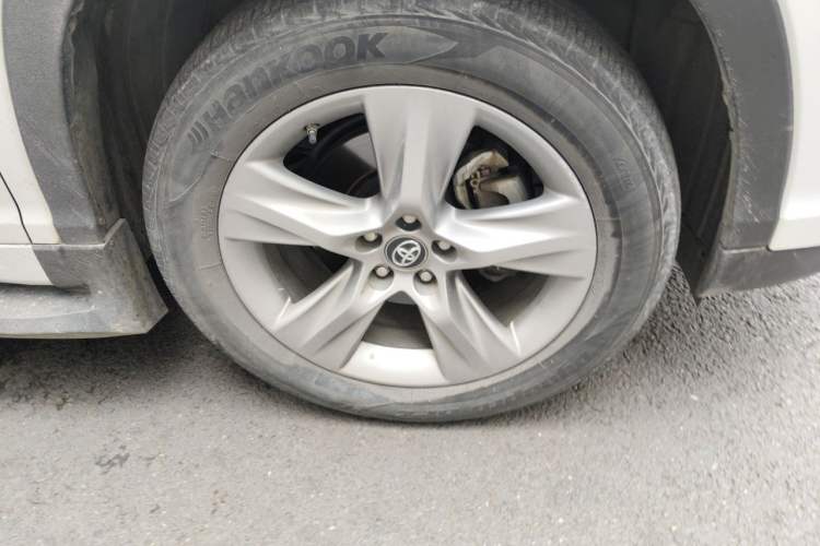 Used Toyota Highlander 2018 2.0T Four-Wheel Drive Luxury Version 7 Seats China VI Standard Right Front Wheel Hub