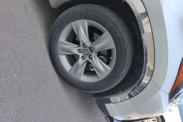Used Toyota Highlander 2018 2.0T Four-Wheel Drive Luxury Version 7 Seats China VI Standard Right Front Wheel Hub