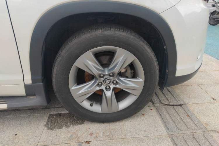 Used Toyota Highlander 2018 2.0T Two-Wheel-Drive Luxury Edition 7 Seats Emission Standard China V Right Front Wheel Hub