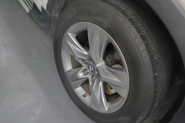 Used Toyota Highlander 2018 2.0T Four-Wheel Drive Luxury Version 7 Seats China VI Standard Right Front Wheel Hub