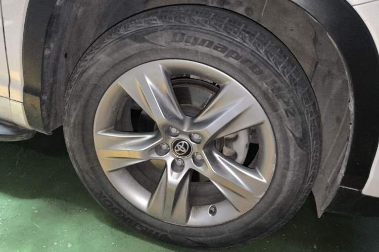 Used Toyota Highlander 2018 2.0T Four-Wheel Drive Luxury Version 7 Seats China VI Standard Right Front Wheel Hub