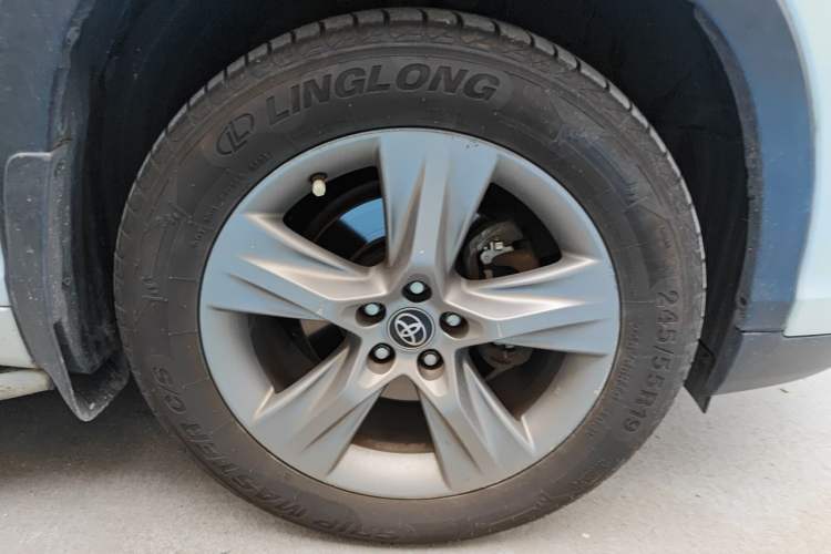 Used Toyota Highlander 2018 2.0T Four-Wheel Drive Prestige Version 7 Seats China V Emission Standard Right Front Wheel Hub