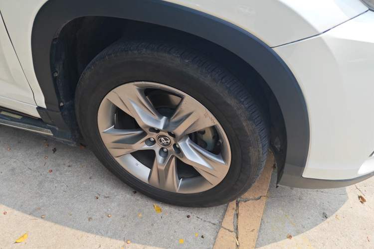 Used Toyota Highlander 2018 2.0T Four-Wheel Drive Luxury Version 7 Seats China VI Standard Right Front Wheel Hub