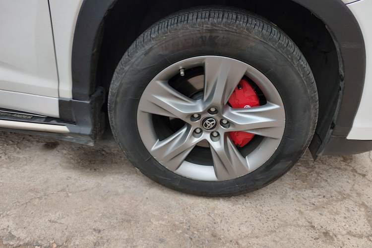 Used Toyota Highlander 2018 2.0T Four-Wheel Drive Prestige Version 7 Seats China VI Standard Right Front Wheel Hub