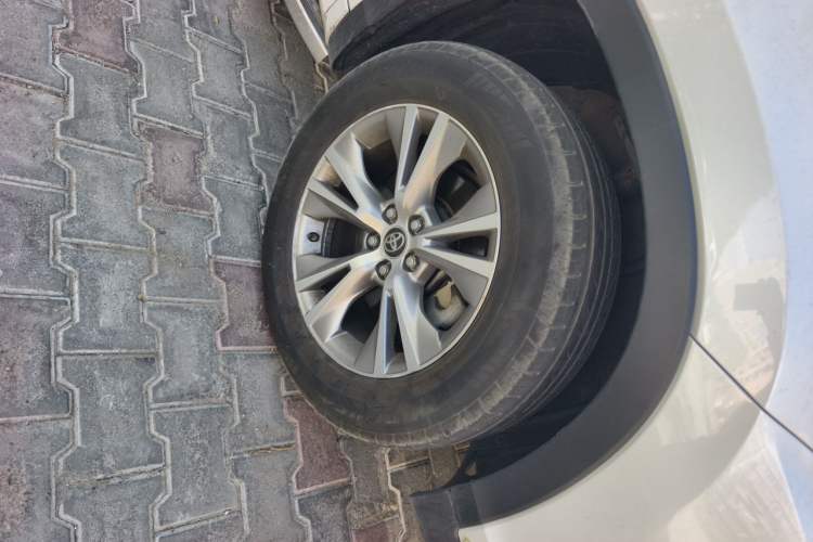 Used Toyota Highlander 2018 2.0T Two-Wheel Drive Elite Version 5 Seats China VI Standard Right Front Wheel Hub