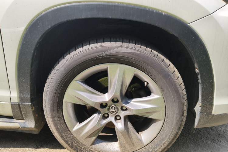 Used Toyota Highlander 2018 2.0T Four-Wheel Drive Luxury Edition 7 Seats China V Emission Standard Right Front Wheel Hub