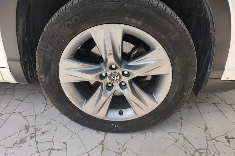 Used Toyota Highlander 2018 2.0T Four-Wheel Drive Prestige Version 7 Seats China VI Standard Right Front Wheel Hub