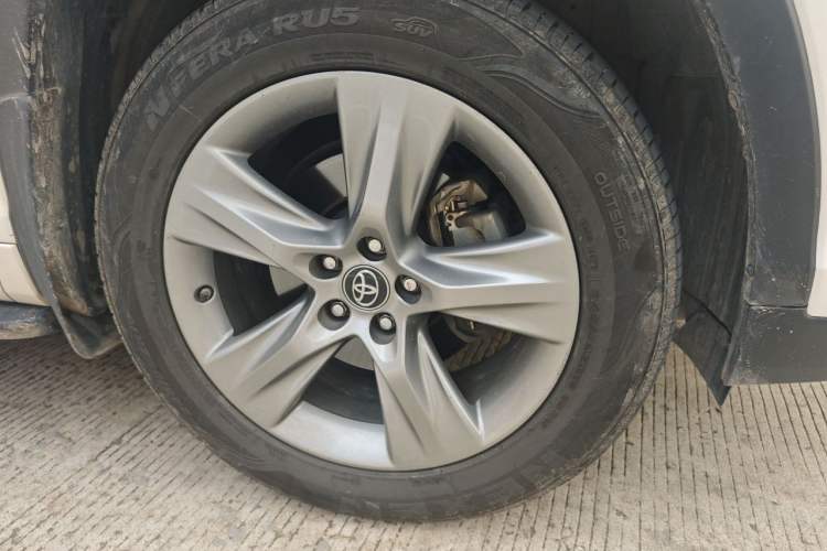 Used Toyota Highlander 2018 2.0T Four-Wheel Drive Luxury Edition 7 Seats China V Emission Standard Right Front Wheel Hub
