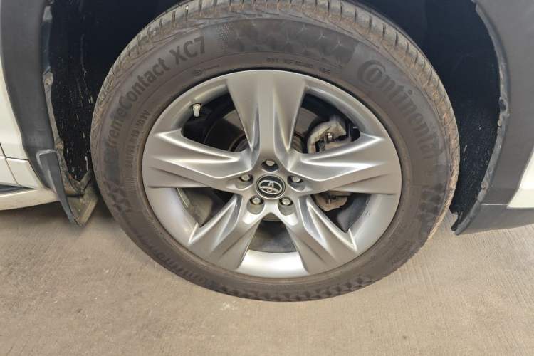 Used Toyota Highlander 2018 2.0T Four-Wheel Drive Luxury Version 7 Seats China VI Standard Right Front Wheel Hub