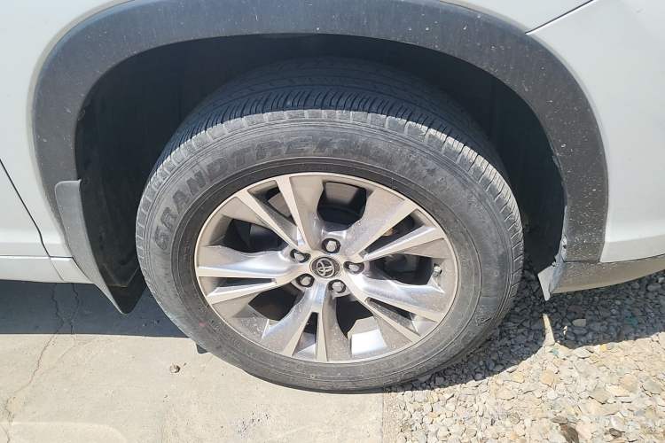 Used Toyota Highlander 2018 2.0T Two-Wheel Drive Elite Version 5 Seats China VI Standard Right Front Wheel Hub