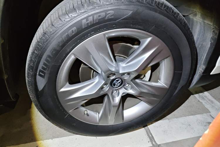 Used Toyota Highlander 2018 2.0T Four-Wheel Drive Prestige Version 7 Seats China VI Standard Right Front Wheel Hub