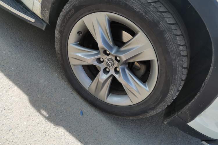 Used Toyota Highlander 2018 2.0T Four-Wheel Drive Luxury Edition 7 Seats China V Emission Standard Right Front Wheel Hub