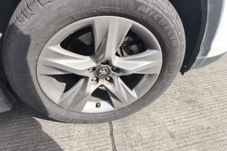 Used Toyota Highlander 2018 2.0T Four-Wheel Drive Luxury Version 7 Seats China VI Standard Right Front Wheel Hub