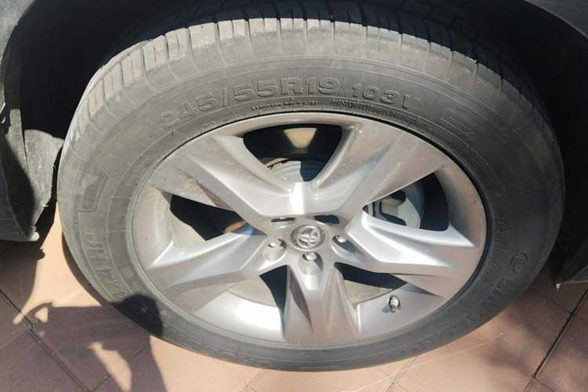 Used Toyota Highlander 2018 2.0T Four-Wheel Drive Luxury Version 7 Seats China VI Standard Right Front Wheel Hub