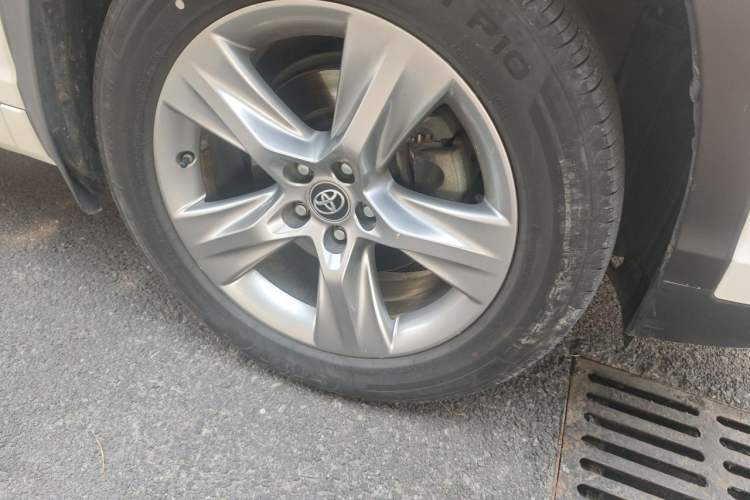 Used Toyota Highlander 2018 2.0T Four-Wheel Drive Luxury Version 7 Seats China VI Standard Right Front Wheel Hub