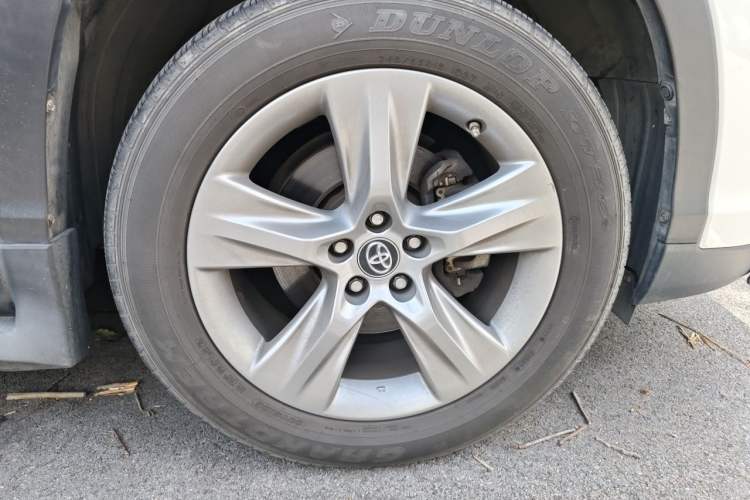Used Toyota Highlander 2018 2.0T Four-Wheel Drive Luxury Edition 7 Seats China V Emission Standard Right Front Wheel Hub