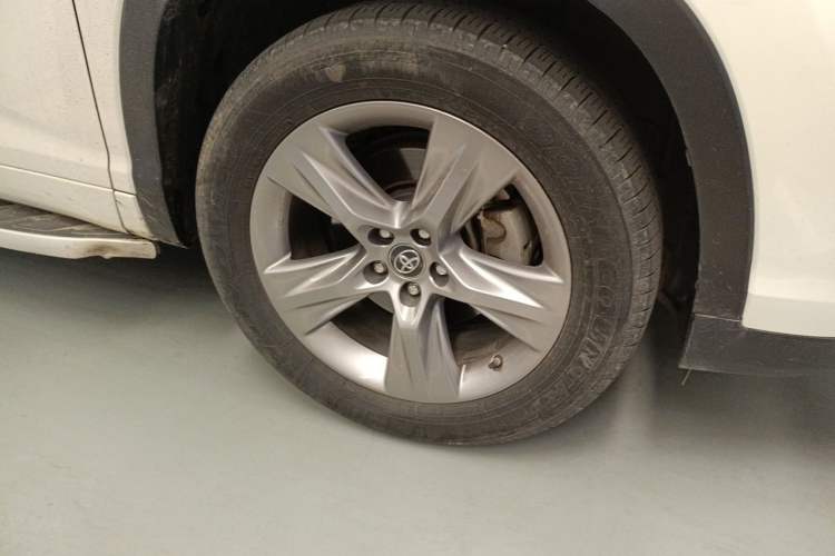 Used Toyota Highlander 2018 2.0T Four-Wheel Drive Luxury Version 7 Seats China VI Standard Right Front Wheel Hub