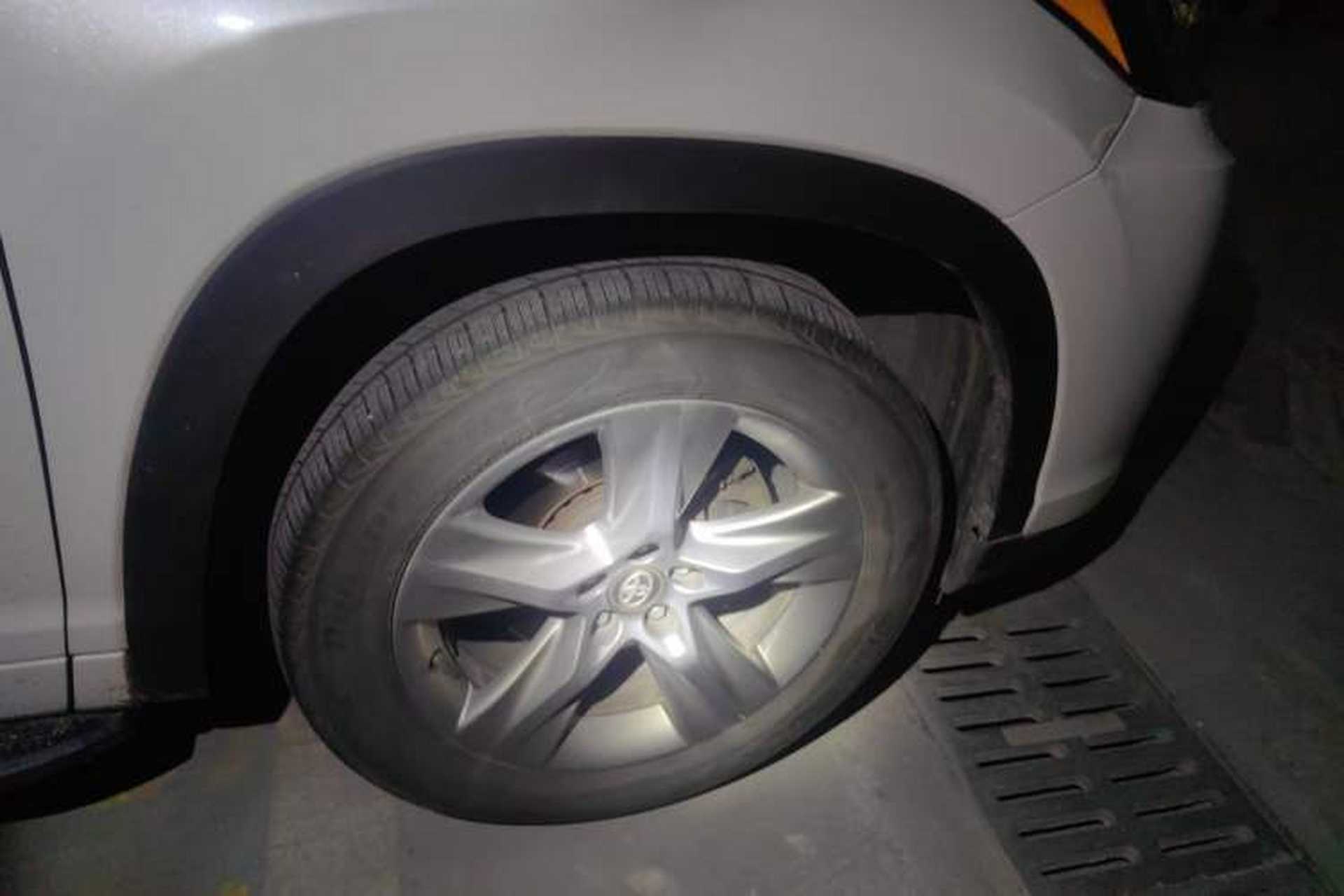 Used Toyota Highlander 2018 2.0T Four-Wheel Drive Prestige Version 7 Seats China VI Standard Right Front Wheel Hub