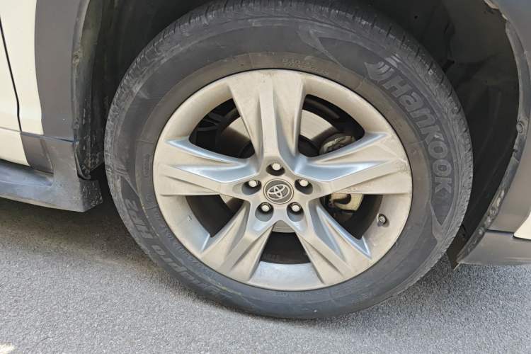Used Toyota Highlander 2018 2.0T Four-Wheel Drive Prestige Version 7 Seats China V Emission Standard Right Front Wheel Hub