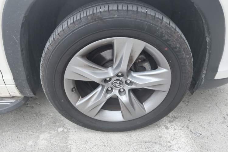 Used Toyota Highlander 2018 2.0T Four-Wheel Drive Luxury Edition 7 Seats China V Emission Standard Right Front Wheel Hub
