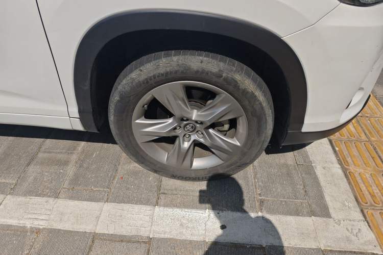 Used Toyota Highlander 2018 2.0T Four-Wheel Drive Luxury Version 7 Seats China VI Standard Right Front Wheel Hub